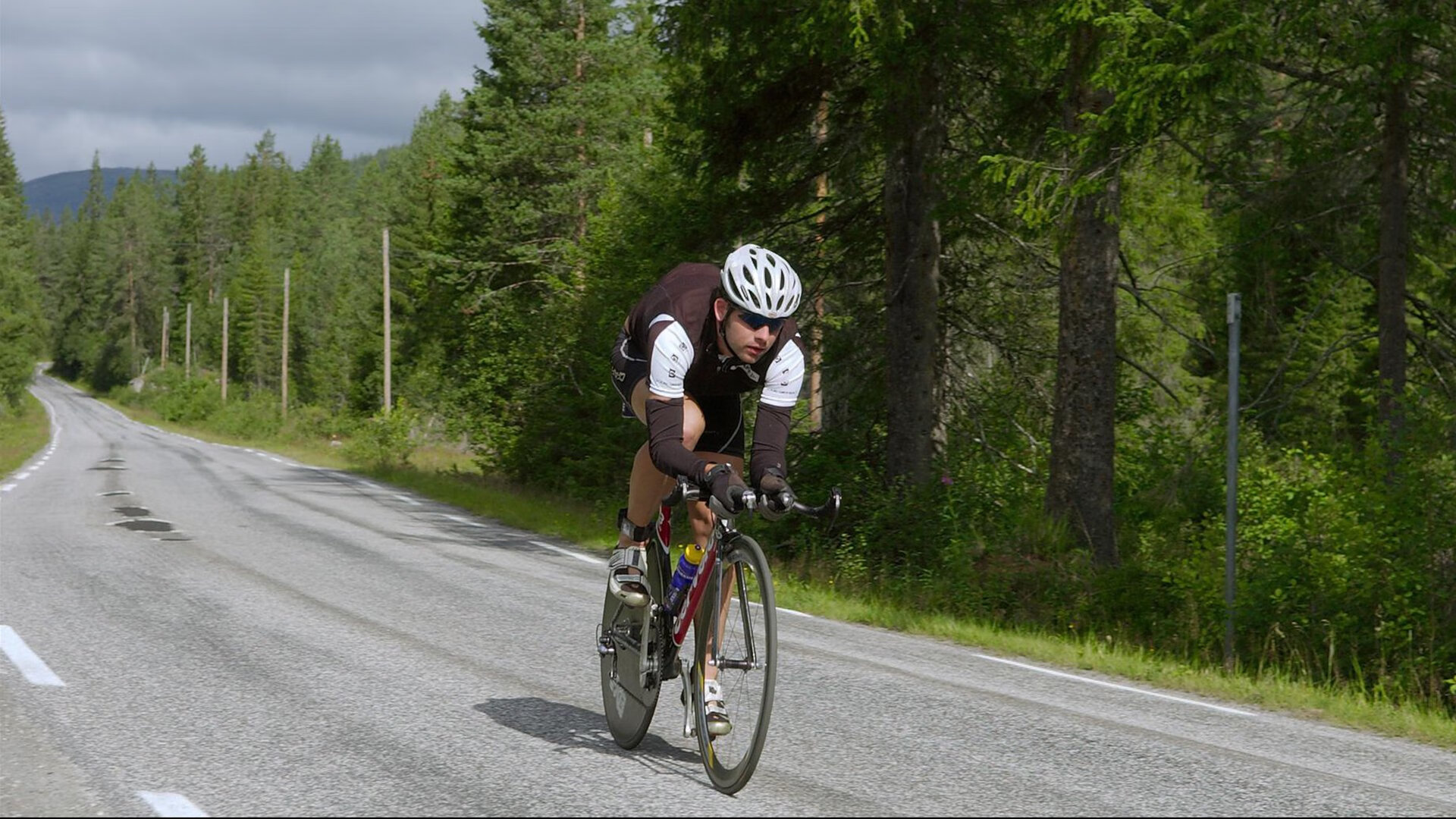 开云体育中国官网-速度的双刃剑,哈斯鏖战红牛二队,佩雷兹在争议中刷新纪录